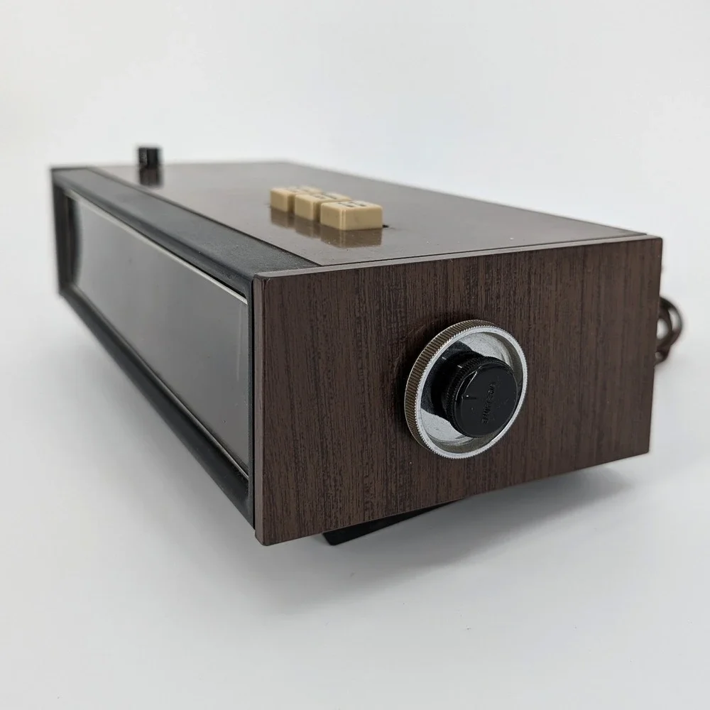 Lloyd's Vintage Flip Clock Radio AM/FM Solid State Wood Grain 1J61G-07A